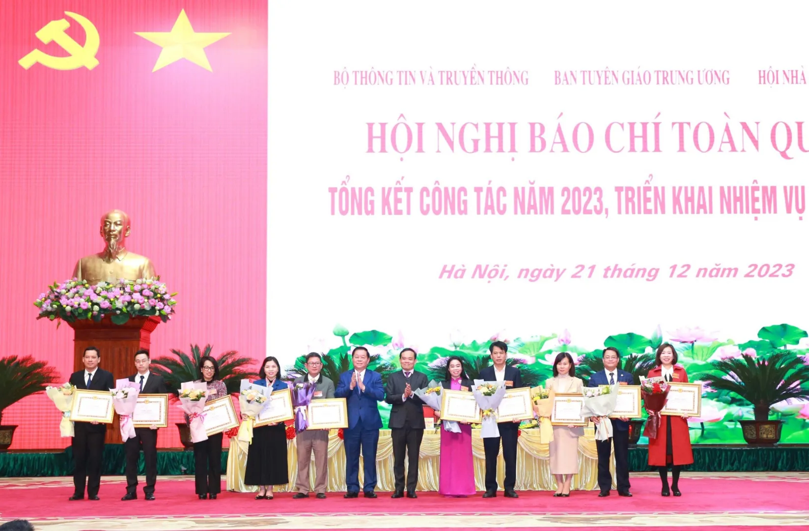 Trưởng ban Tuyên giáo T.Ư Nguyễn Trọng Nghĩa và Phó Thủ tướng Chính phủ Trần Lưu Quang trao Bằng khen cho các tập thể có thành tích xuất sắc trong công tác báo chí. Ảnh: Hải Linh