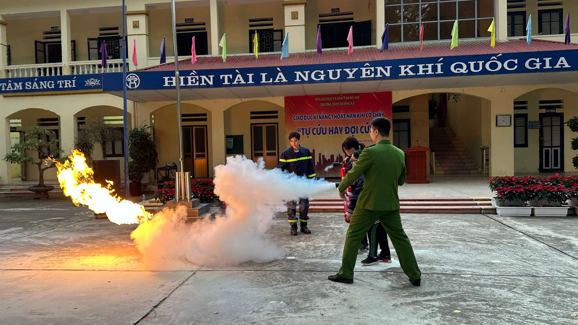 Hàng trăm học sinh ở Gia Lâm được trang bị kỹ năng phòng ngừa cháy nổ