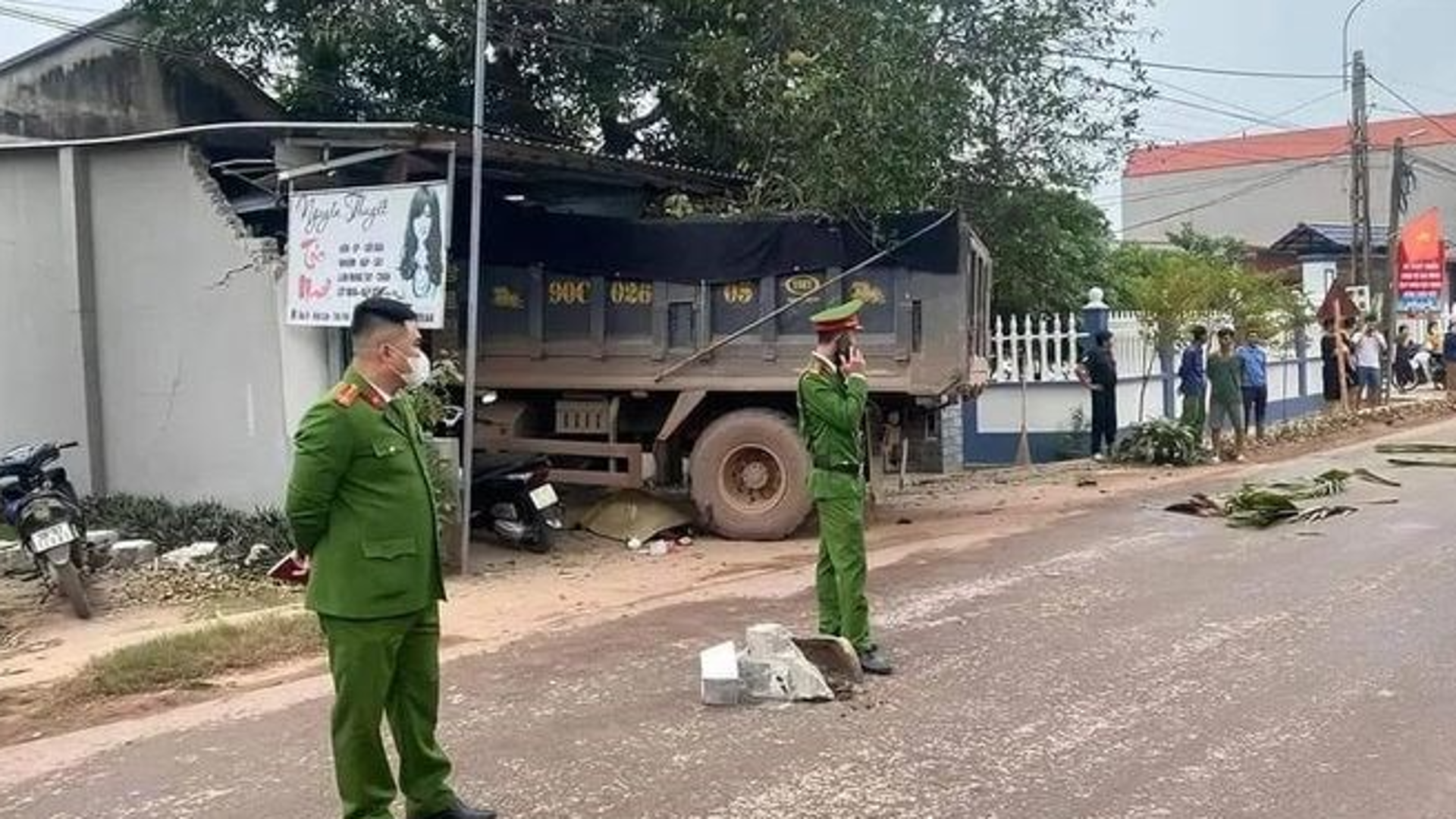 Tai nạn giao thông mới nhất 8/1/2024:Ô tô tải lao vào quán, 4 người thương vong