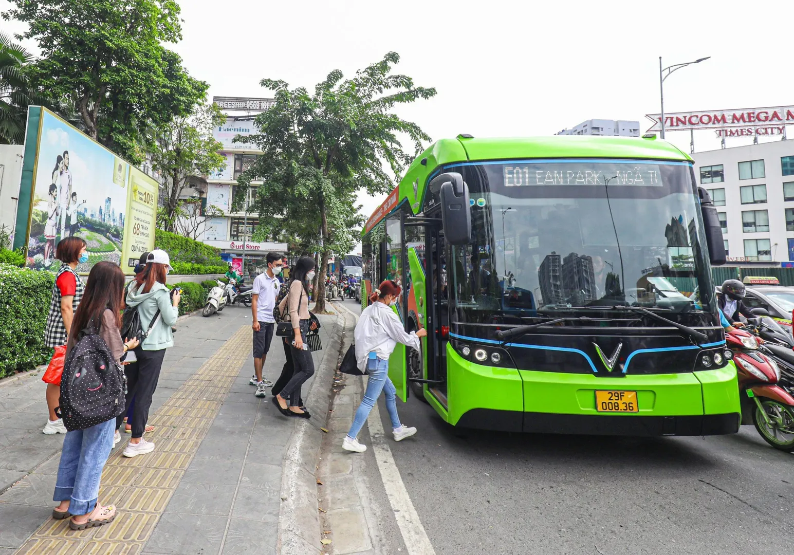 Người dân đi xe buýt điện. Ảnh: Trần Dũng