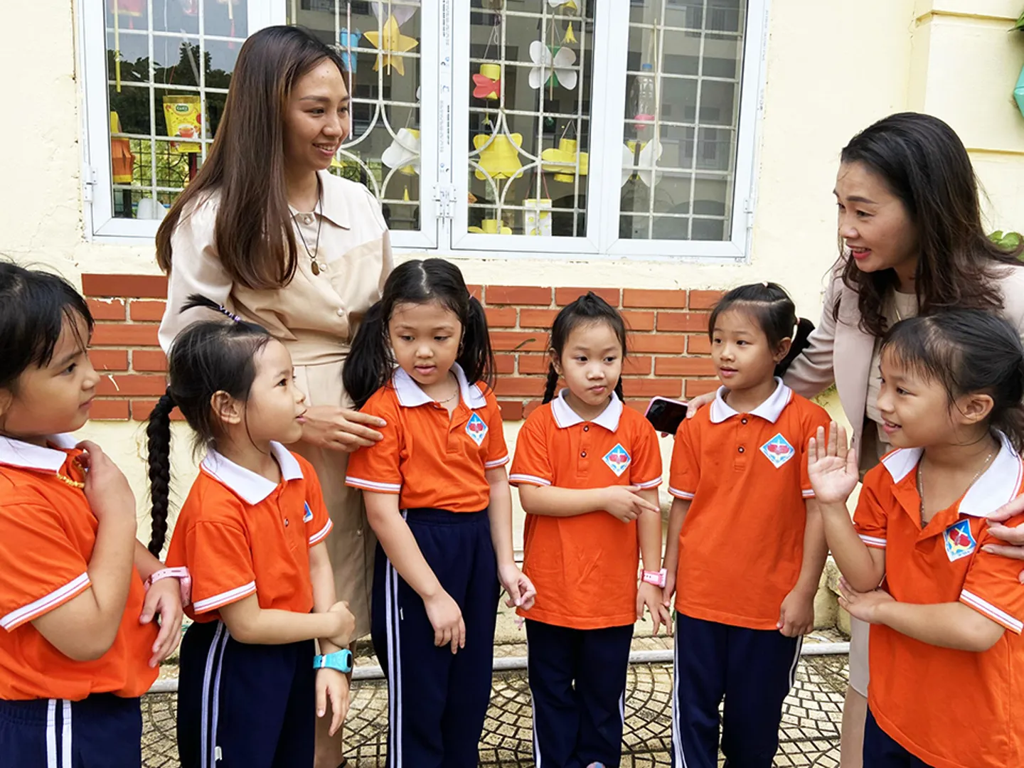 Cô Hoàng Thị Bình (bên trái) - Giáo viên môn Mỹ thuật Trường Tiểu học Tây Tựu A (quận Bắc Từ Liêm, Hà Nội) với các em học sinh. Ảnh: Mai Thảo