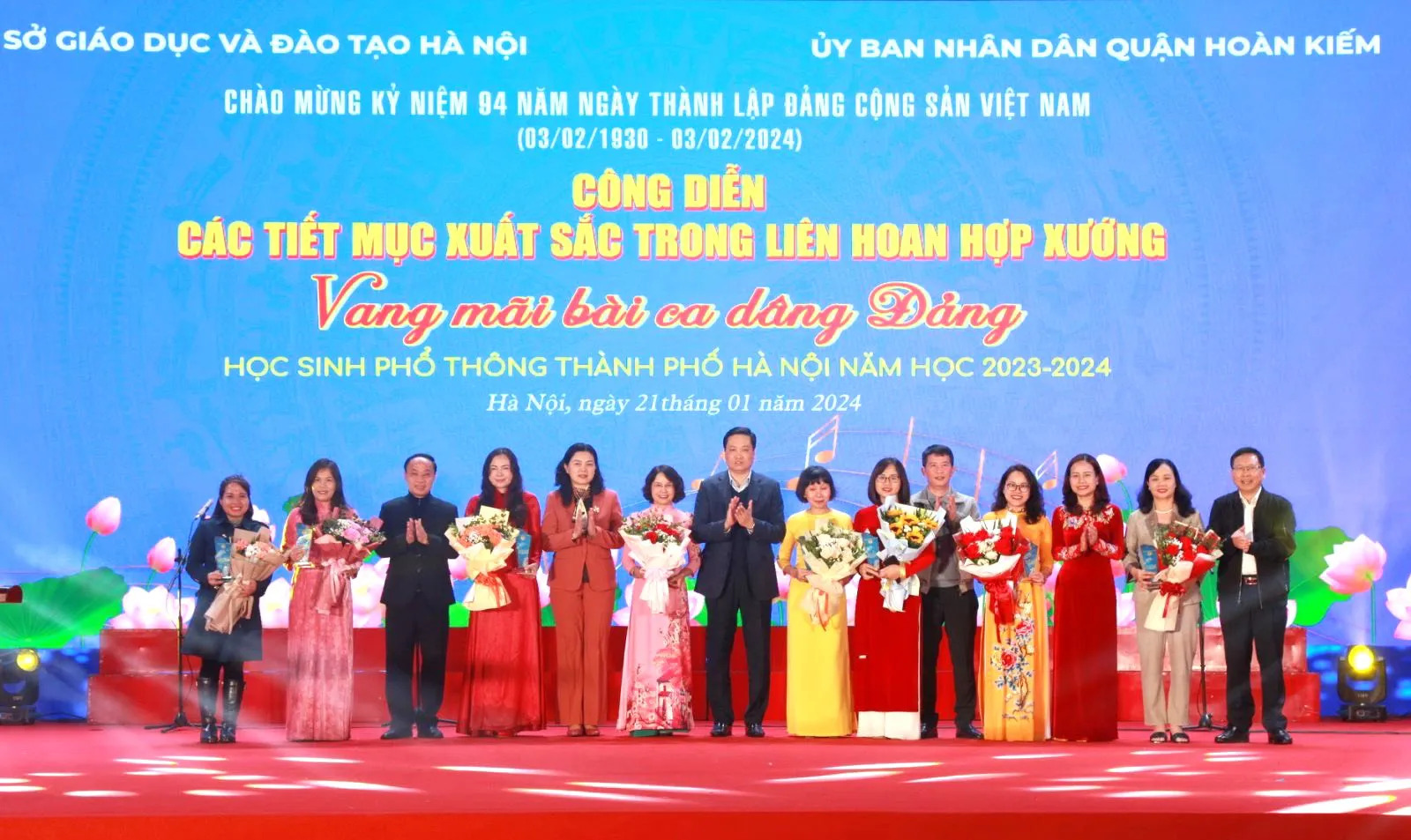 Đại diện Sở GD&ĐT Hà Nội và đại diện UBND quận Hoàn Kiếm tặng hoa cho các đơn vị có tiết mục công diễn