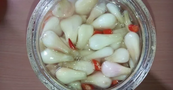 Mẹo muối dưa hành trắng giòn, không hăng, không nổi váng