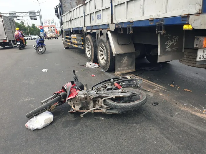 Tai nạn giao thông mới nhất 5/2/2024: Va chạm xe tải 2 chị em thương vong