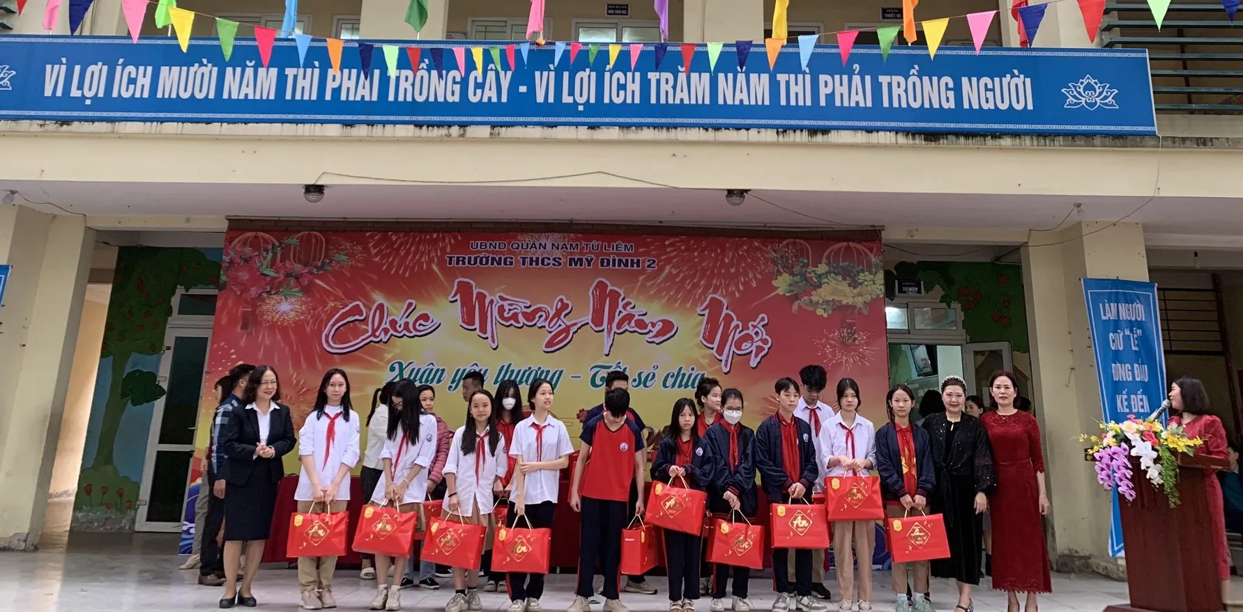 Trường THCS Mỹ Đình 2 trao quà Tết cho học sinh có hoàn cảnh khó khăn