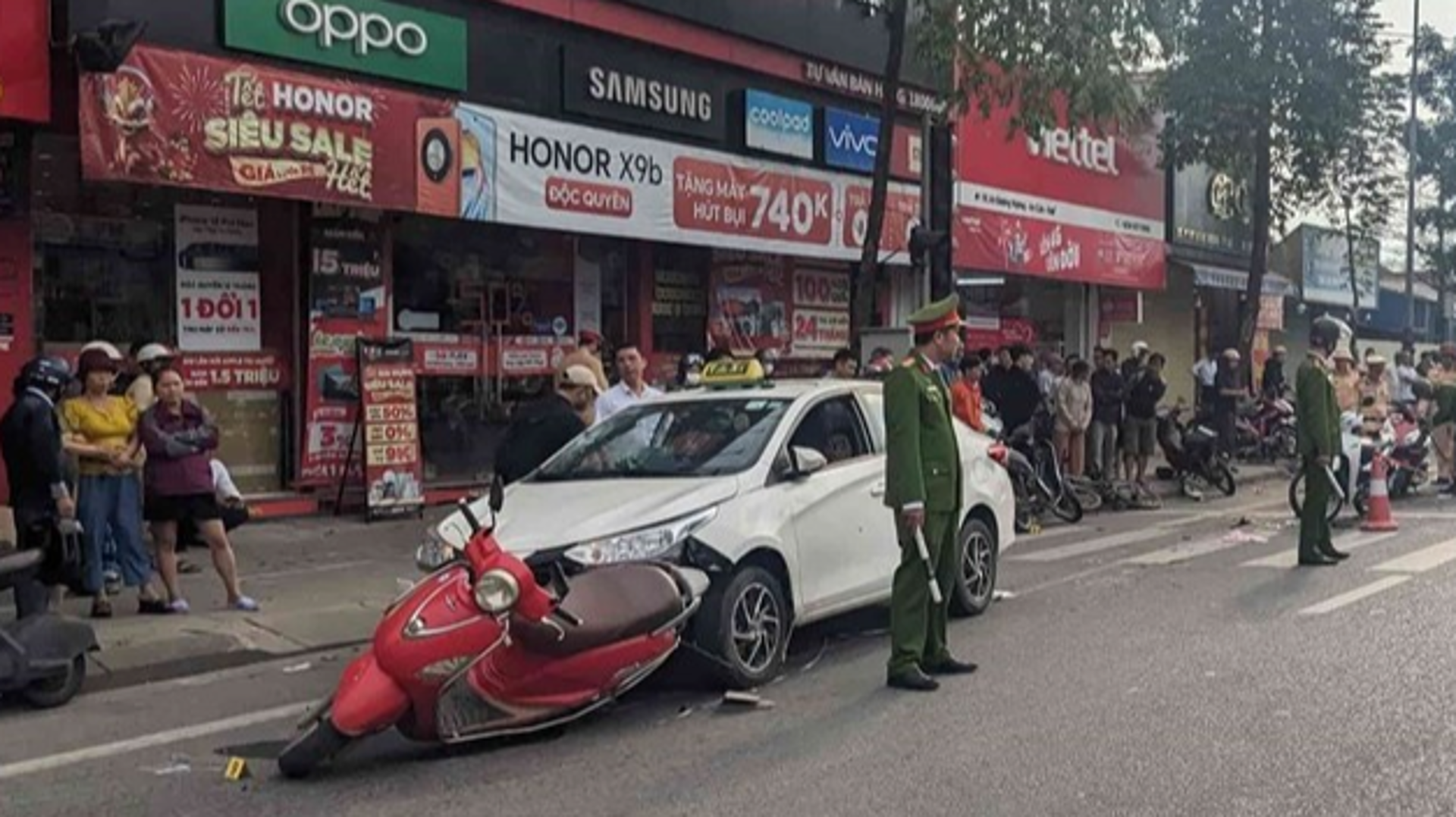 Tai nạn giao thông mới nhất 19/2/2024: Taxi gây tai nạn, 5 người nhập viện