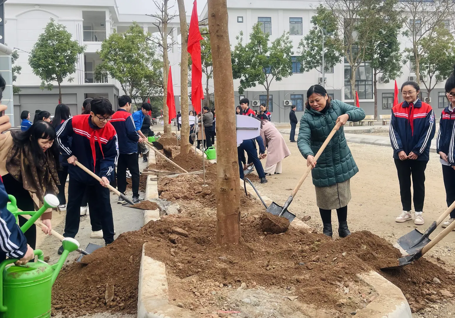 Thầy cô, học sinh cùng tham gia trồng cây