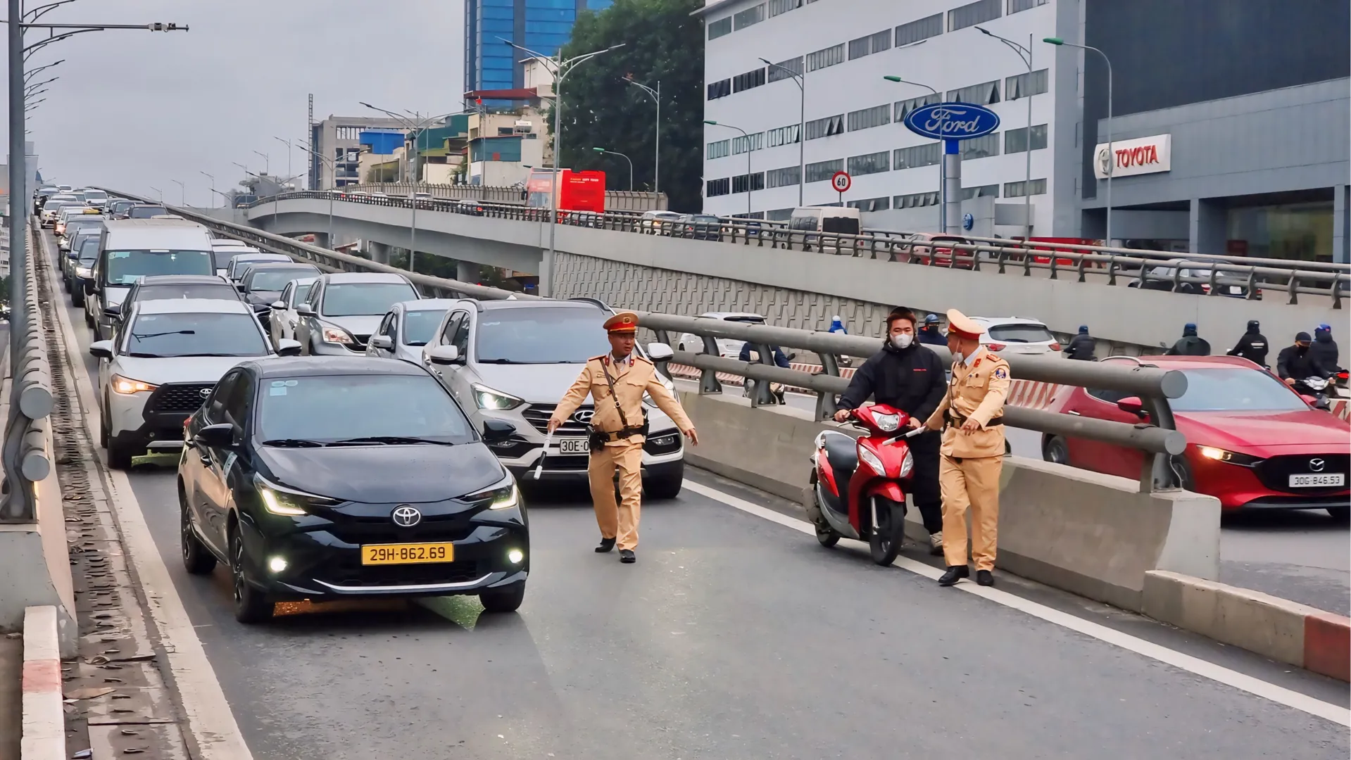 Người dân liều lĩnh đi xe máy lên Vành đai 2 trên cao