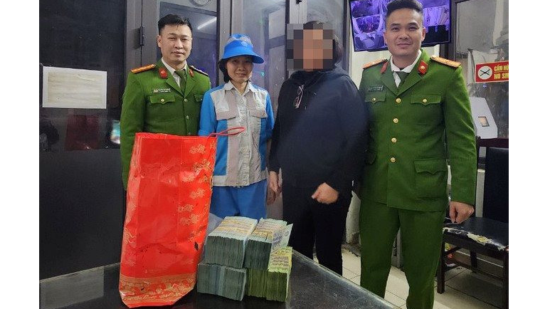Công an tìm lại 1,2 tỷ đồng trót bỏ thùng rác cho người đàn ông