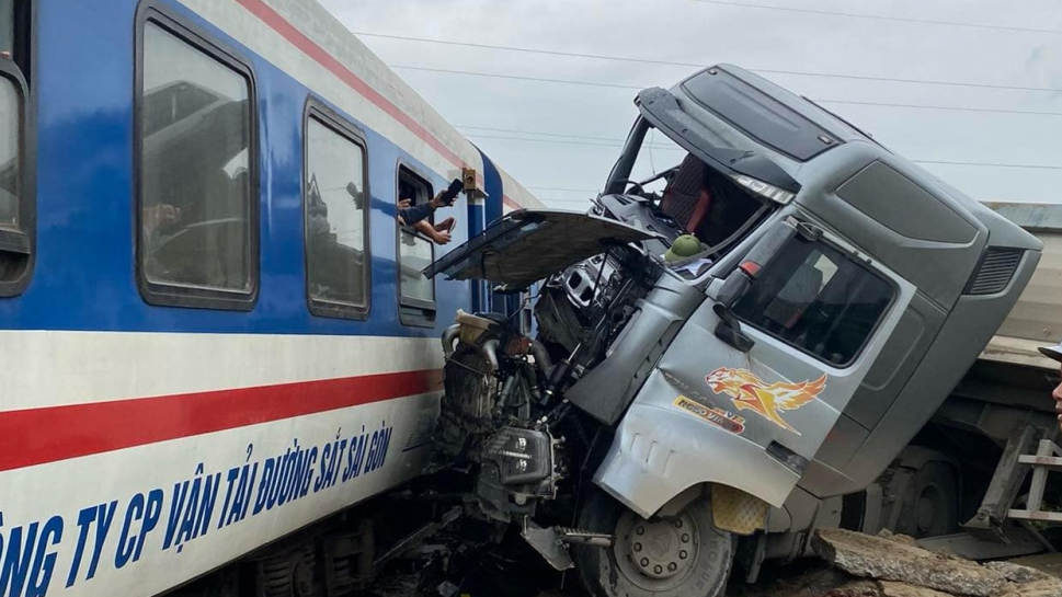 Tai nạn nghiêm trọng giữa tàu hỏa SE8 và ô tô đầu kéo