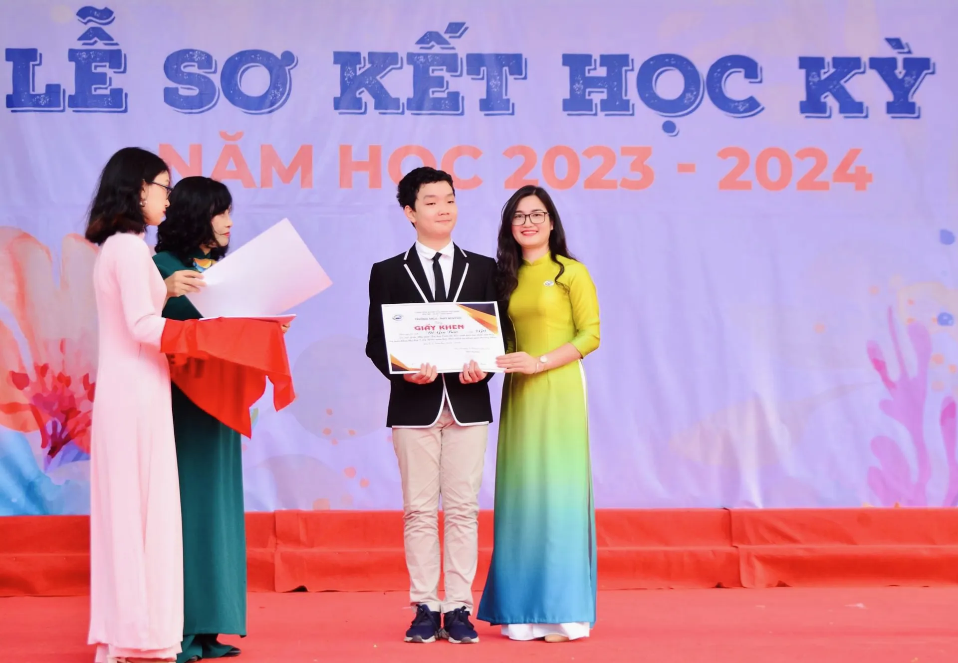 Ban giám hiệu Trường liên cấp Newton trao thưởng cho Đỗ Gia Bảo tại lễ sơ kết học kỳ I năm học 2023 - 2024