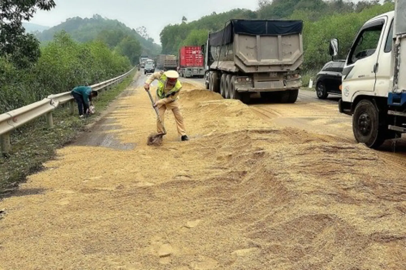 Cảnh sát giao thông kịp thời khắc phục hàng trăm mét dầu loang trên đường