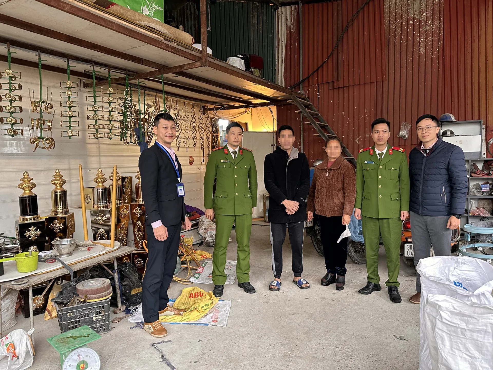 Phòng giao dịch Ngân hàng Chính sách xã hội huyện Thạch Thất phối hợp cùng Công an huyện tổ chức kiểm tra trước khi cho vay đối với hộ anh Hiền. Ảnh: Quốc Mạnh