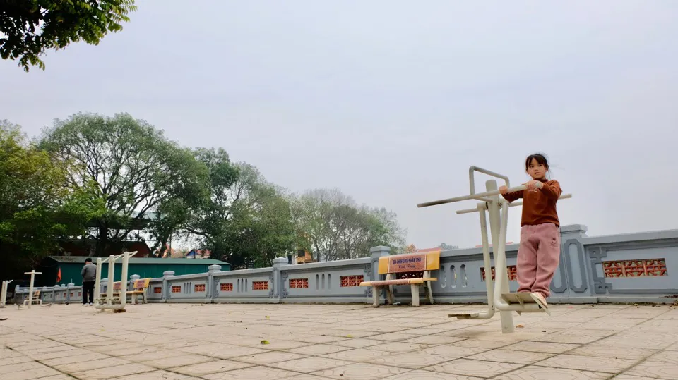 Dụng cụ thể dục thể thao được lắp đặt ven hồ đình Bồng Mạc để người dân rèn luyện sức khỏe. Ảnh: Trọng Tùng