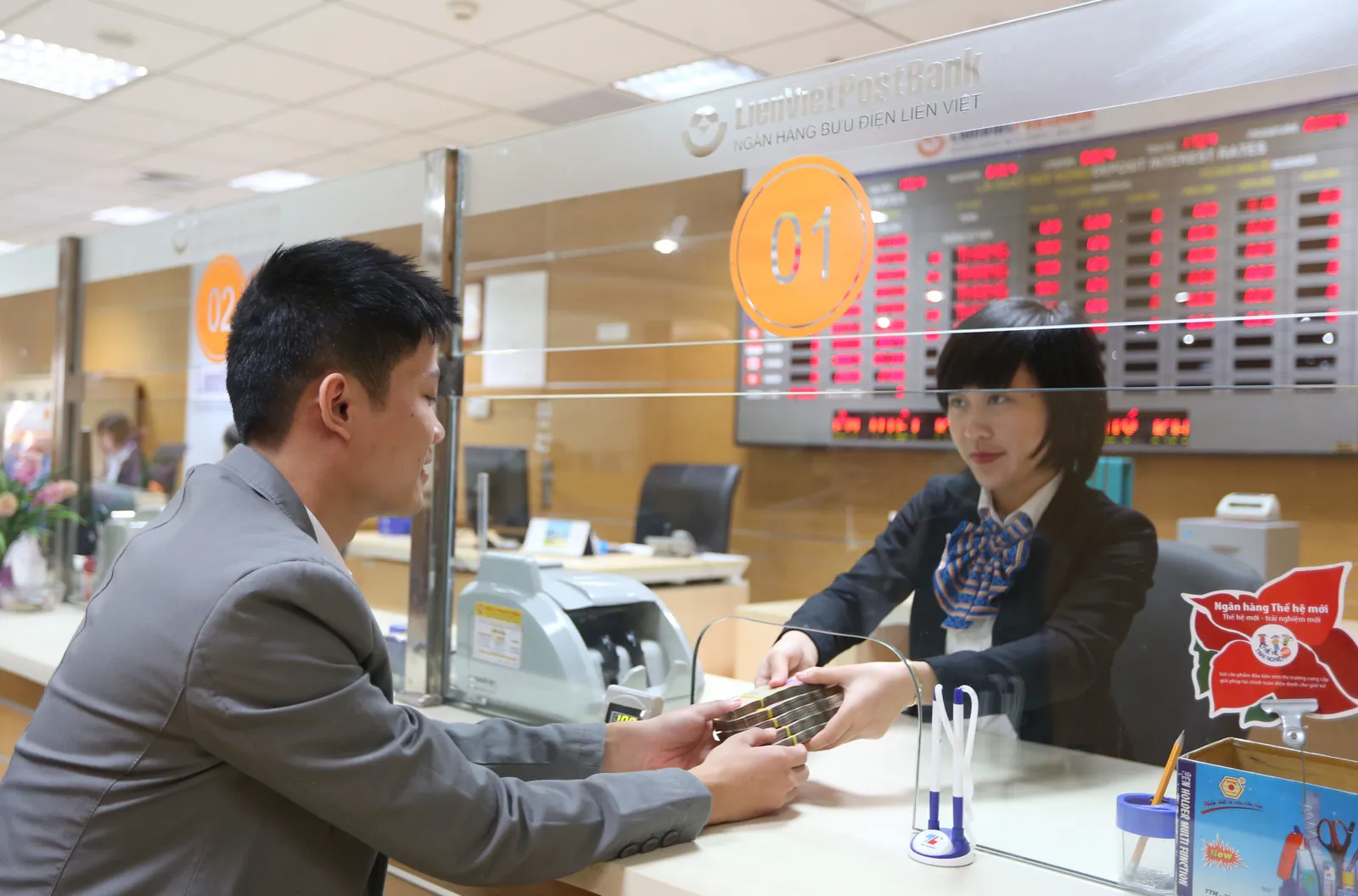 Lãi suất ngân hàng đang ở mức thấp, giúp thúc đẩy hoạt động sản xuất, kinh doanh của các doanh nghiệp. Ảnh: Phạm Hùng