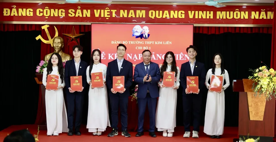 Phó Bí thư Thành ủy Hà Nội Nguyễn Văn Phong trao Quyết định kết nạp Đảng cho 7 đảng viên trẻ - học sinh Trường THPT Kim Liên. Ảnh: Trần Long
