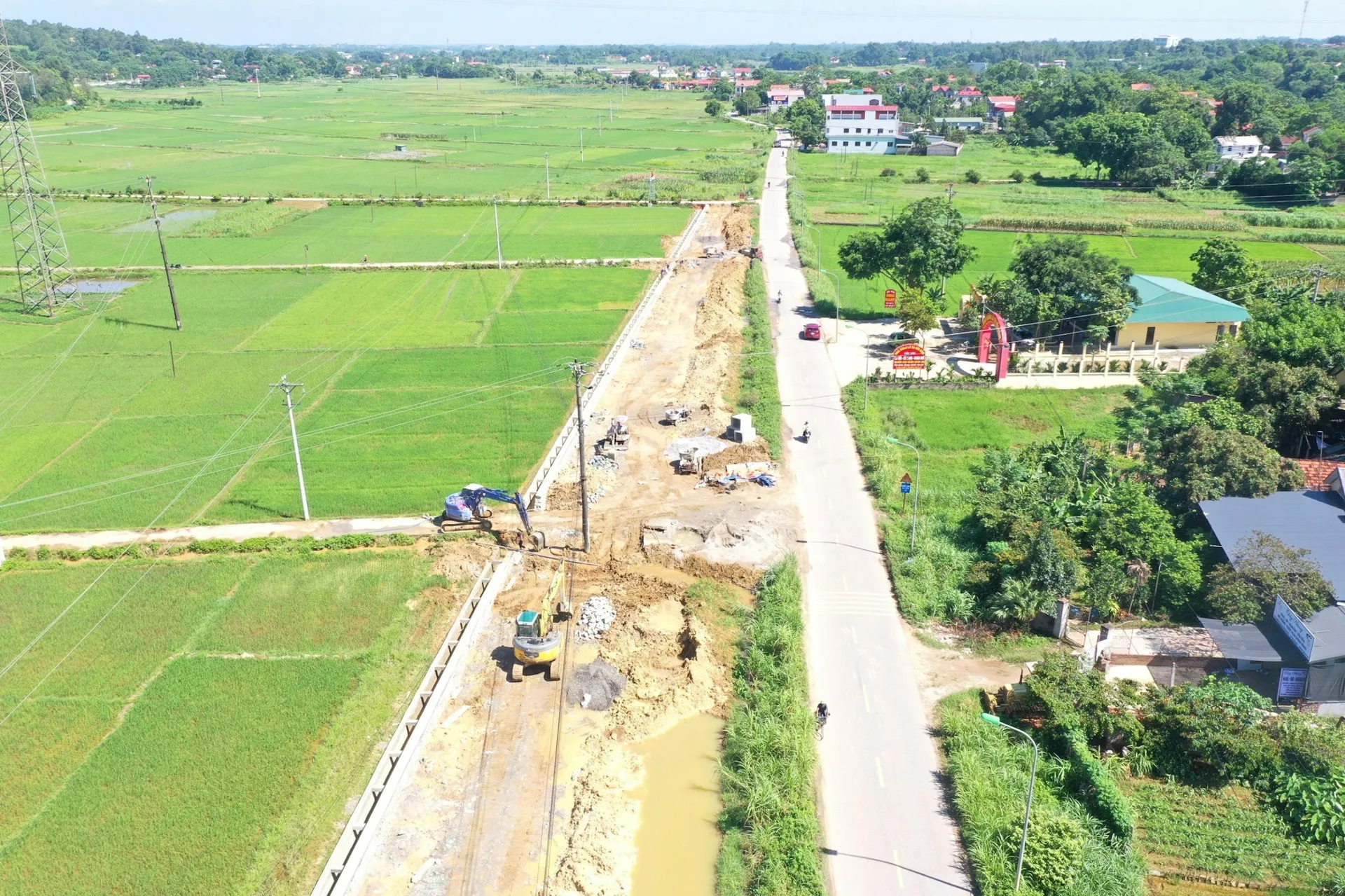 Dự án đầu tư cải tạo, nâng cấp Tỉnh lộ 413 đang được đẩy nhanh tiến độ giải phóng mặt bằng để thi công. Ảnh: Dương Thúy