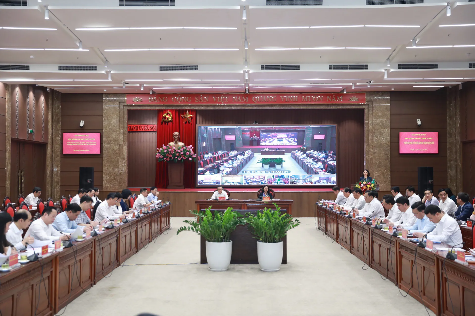 Quang cảnh Hội nghị Thường trực Thành ủy - HĐND - UBND TP Hà Nội giao ban trực tuyến với lãnh đạo quận, huyện, thị xã quý I/2024 tại điểm cầu Thành ủy. Ảnh: Công Hùng