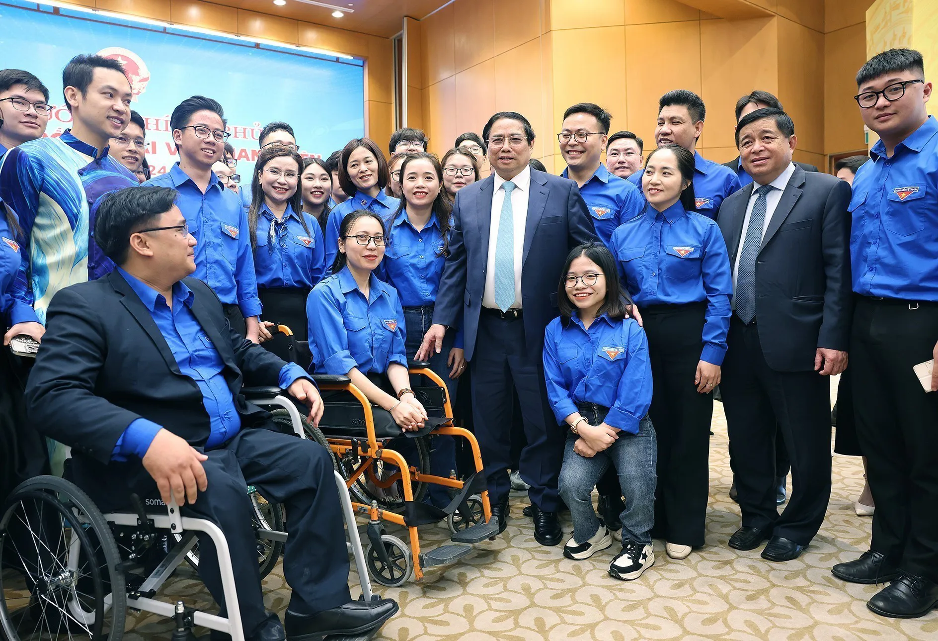 Thủ tướng Chính phủ Phạm Minh Chính với thanh niên. Ảnh: Dương Giang