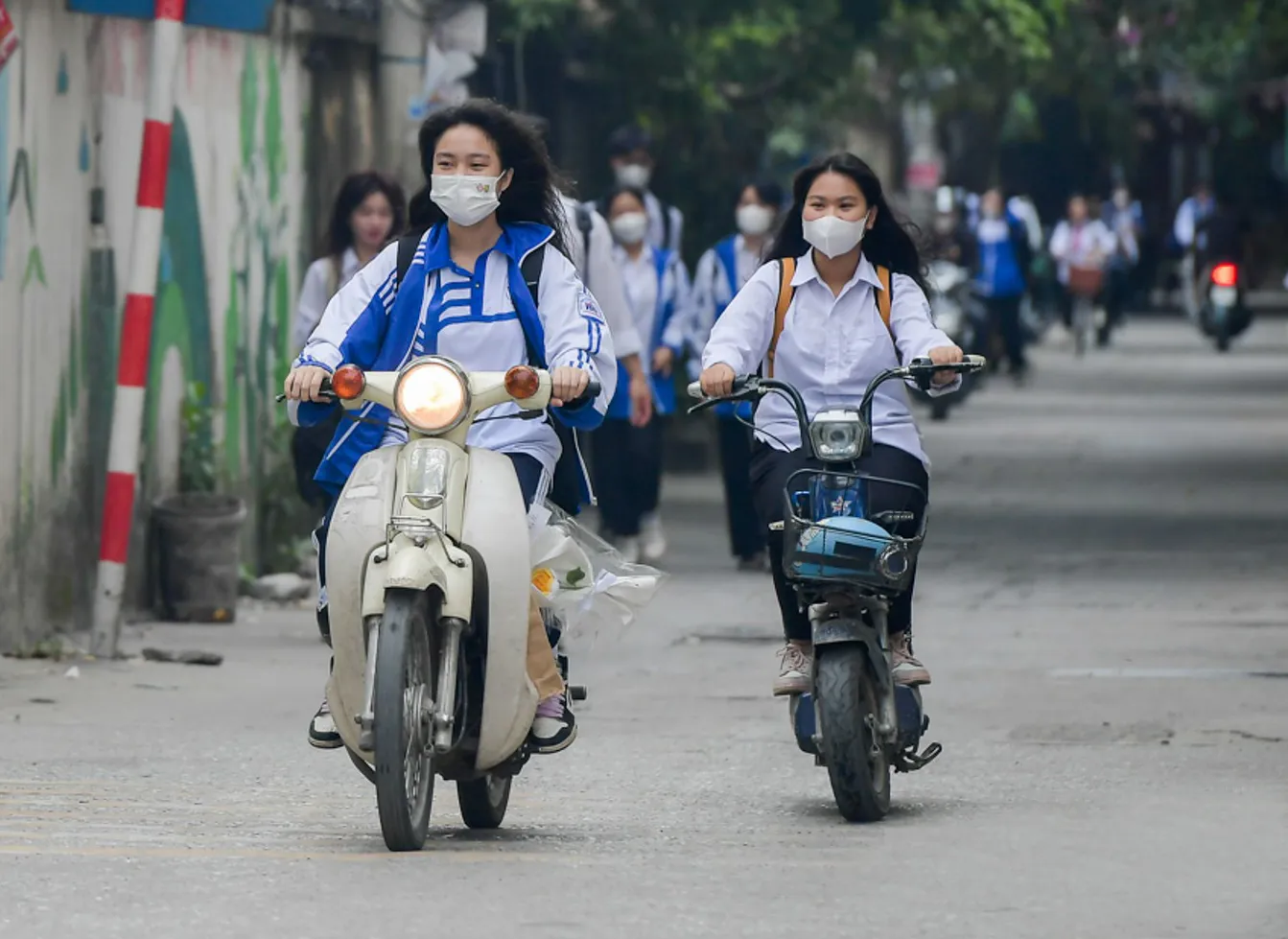 Tình trạng học sinh không đội mũ bảo hiểm vi phạm ATGT còn phổ biến. Ảnh: Phạm Tùng