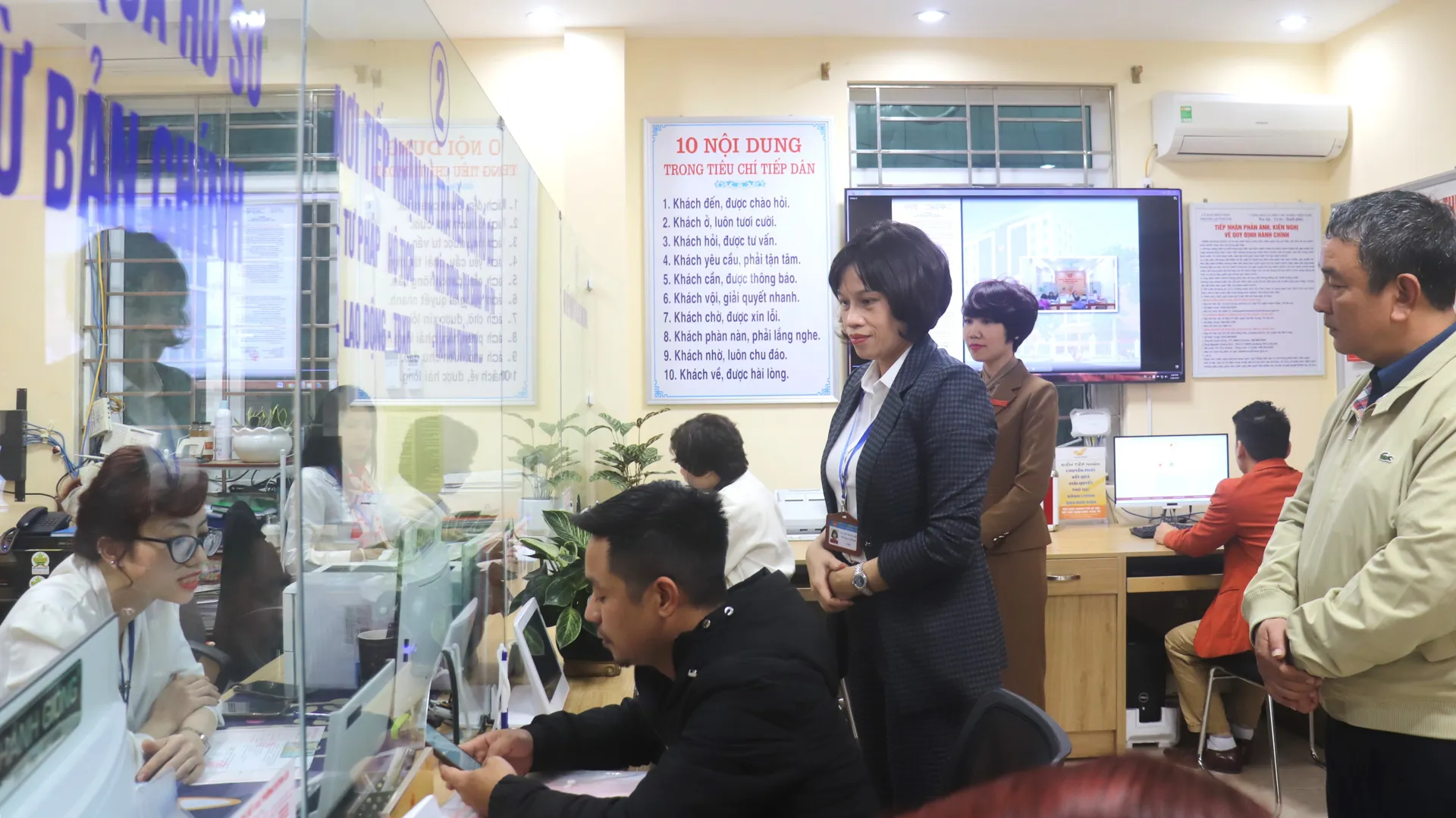 Lãnh đạo quận Hai Bà Trưng kiểm tra việc thực hiện kỷ cương hành chính của cán bộ, công chức UBND phường Quỳnh Lôi. Ảnh: Linh Chi