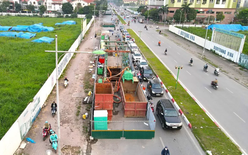 Những lô cốt trên phốVũ Trọng Khánh thuộc gói thầu số 4 dự án hệ thống xử lý nước thảiYên Xá. Ảnh: Phạm Công