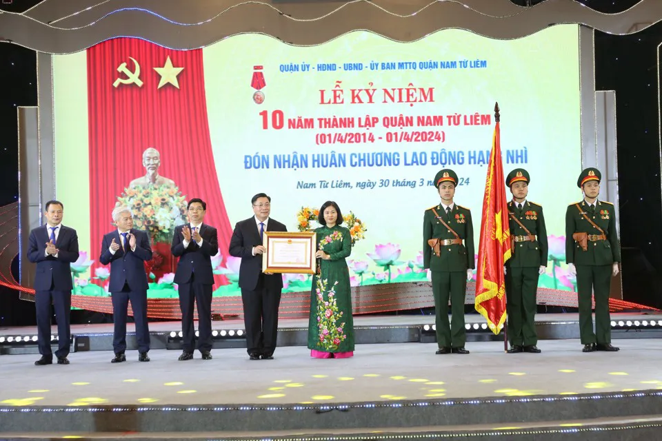 Ủy viên T.Ư Đảng, Phó Bí thư Thường trực Thành ủy Nguyễn Thị Tuyến trao Huân chương Lao động hạng Nhì tặng Đảng bộ, chính quyền và Nhân dân quận Nam Từ Liêm. Ảnh: Công Hùng