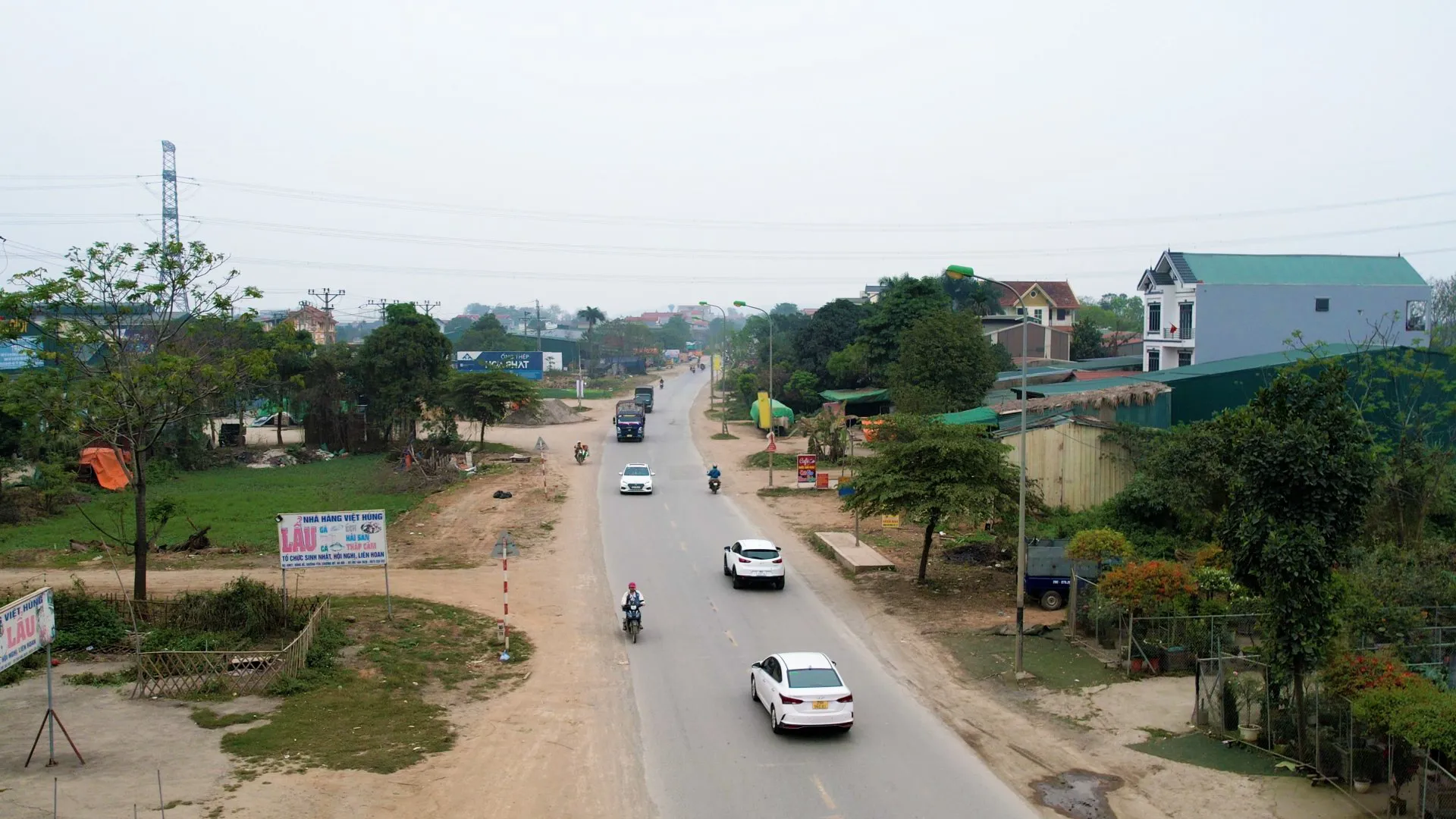 Quốc lộ 6 đoạn qua huyện Chương Mỹ chưa đáp ứng được nhu cầu giao thông. Ảnh: Ngọc Hải