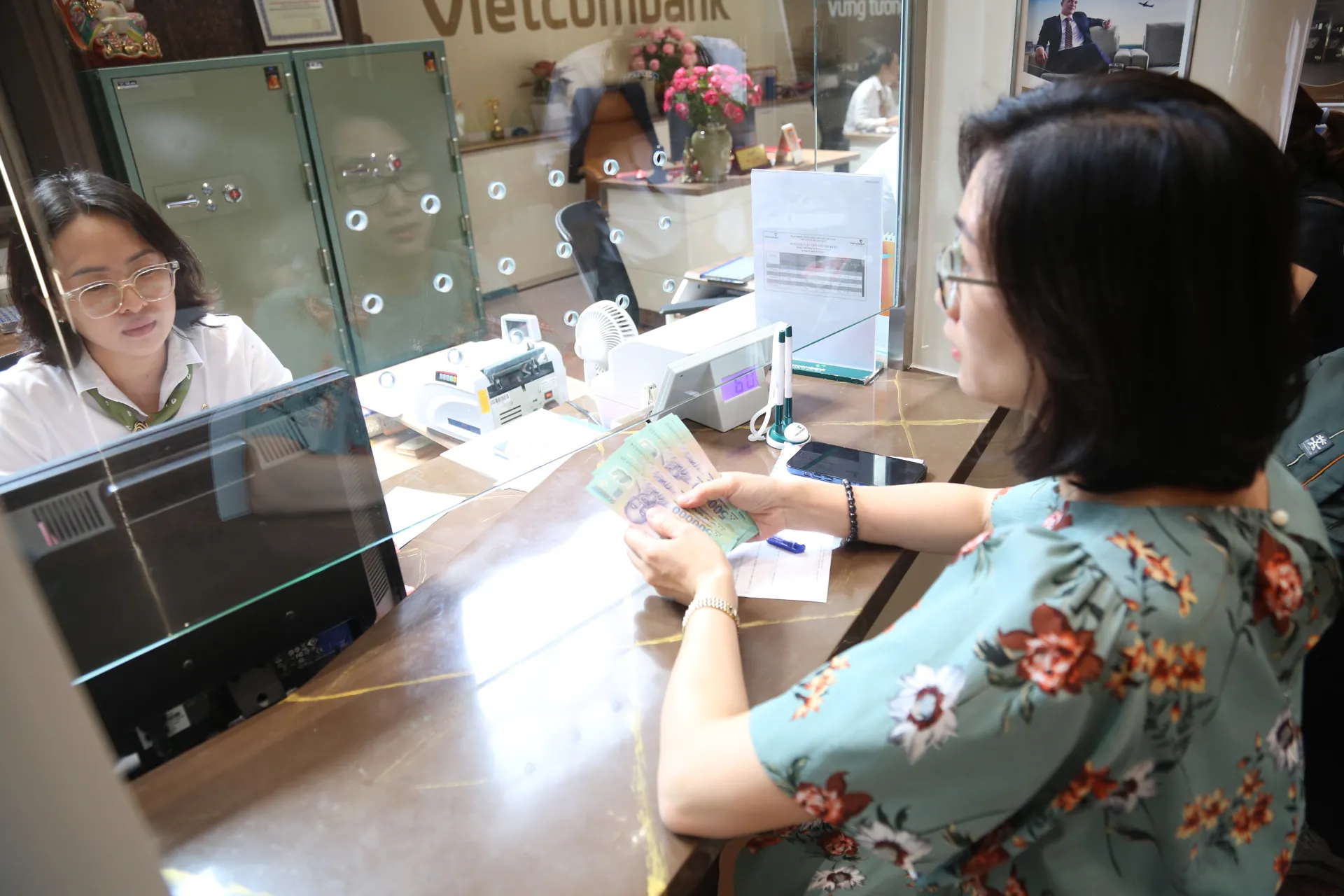 Hoạt động nghiệp vụ tại Vietcombank. Ảnh: Thanh Hải