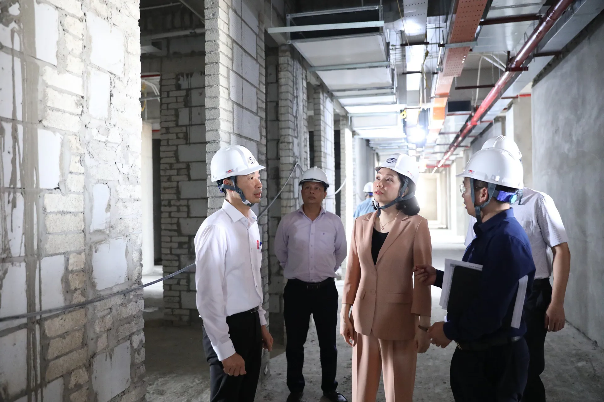 Phó Chủ tịch UBND TP Hà Nội Vũ Thu Hà kiểm tra tiến độ triển khai thực hiện Dự án Bệnh viện Nhi Hà Nội tại phường Yên Nghĩa, quận Hà Đông. Ảnh: Trần Thảo