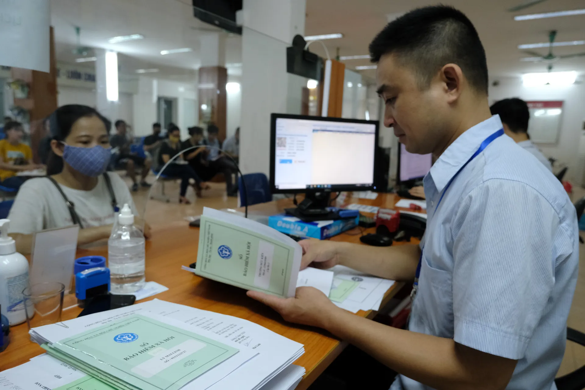 Đề xuất quy định người lao động có thời gian tham gia bảo hiểm xã hội (BHXH) từ đủ 15 năm được hưởng lương hưu khi đủ tuổi nghỉ hưu sẽ mang lại nhiều quyền lợi hơn cho người lao động. Ảnh: Phạm Hùng