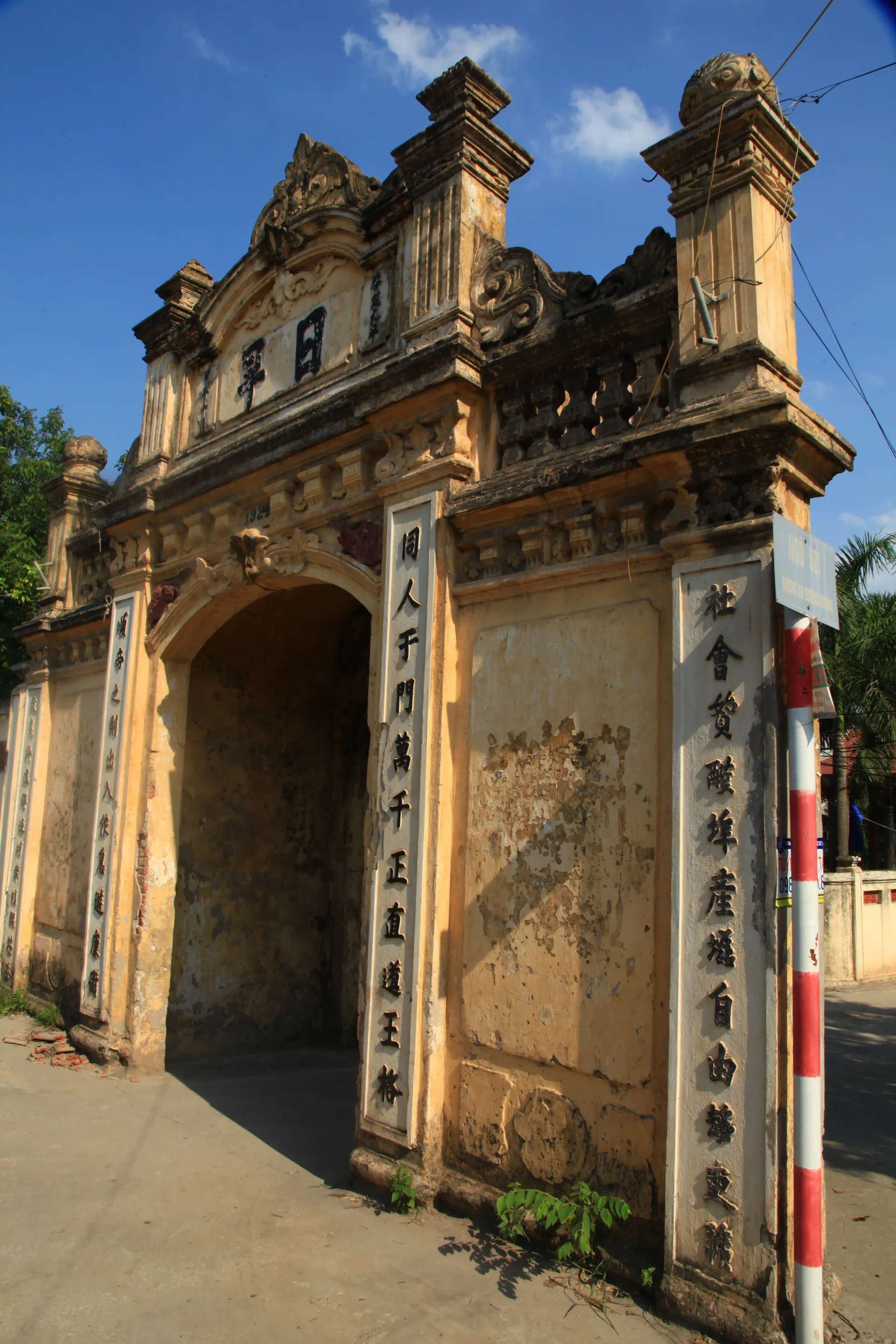 Cổng Làng Nhật Tảo, phường Đông Ngạc, quận Bắc Từ Liêm. Ảnh: Công Hùng