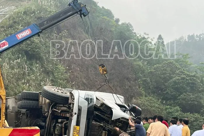 Xe ô tô đầu kéo gặp nạn trên Quốc lộ 279: 3 người bị thương