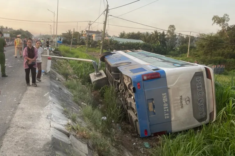 Xe khách lật nghiêng, 22 người may mắn thoát nạn