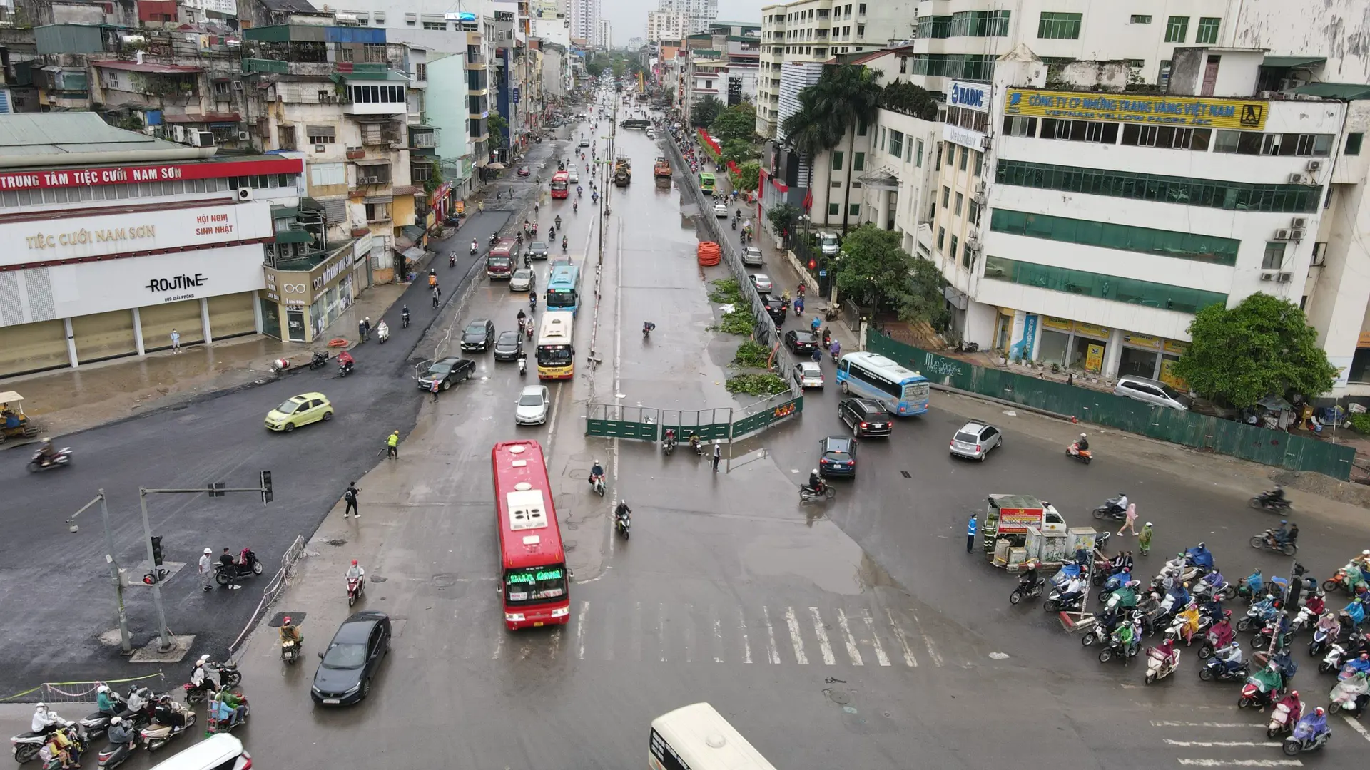 Giao thông thuận lợi qua khu vực rào chắn thi công hầm chui Kim Đồng