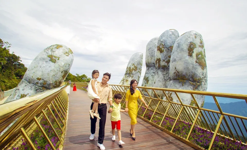 Chiêu lừa “combo du lịch giá rẻ”  Biết rồi, vẫn sập bẫy  Lê Nam   Chuẩn bị bước vào mùa cao điểm du lịch hè, khi nhu cầu thị trường trở nên sôi động hơn cũng là lúc nhiều hình thức lừa đảo tinh vi lại xuất hiện. Trong đó phải kể đến những chiêu lừa mua gói du lịch giá rẻ, nếu không tỉnh táo, du khách rất dễ bị sập bẫy.