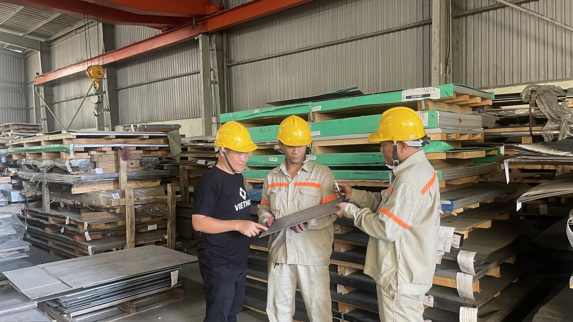 Thị trường thép trong năm 2024 đối mặt với những thuận lợi và thách thức đan xen. Ảnh: Thành Luân