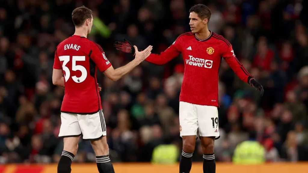 Man Utd tiếp tục mất 2 trung vệ vì chấn thương