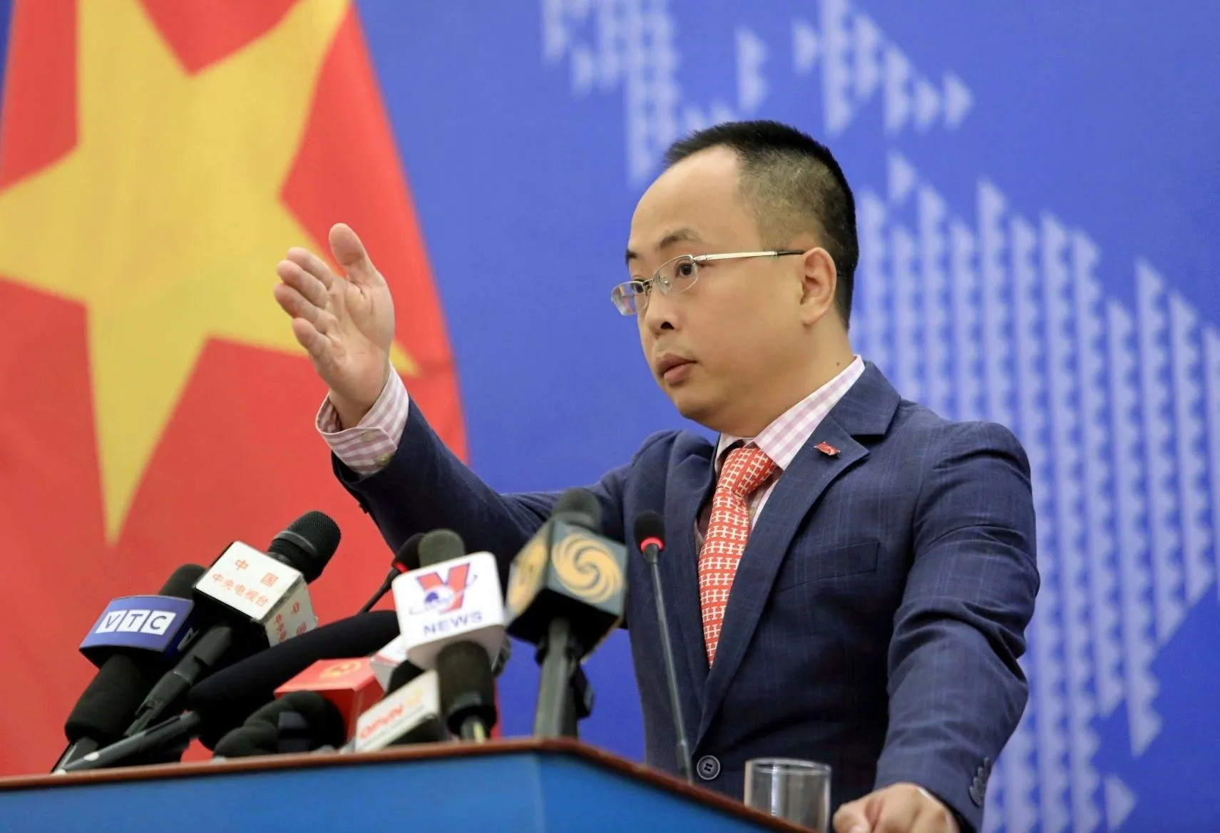 Phó Phát ngôn BộNgoại giao Đoàn KhắcViệt phát biểu tại buổi họp báo. Ảnh: BNG