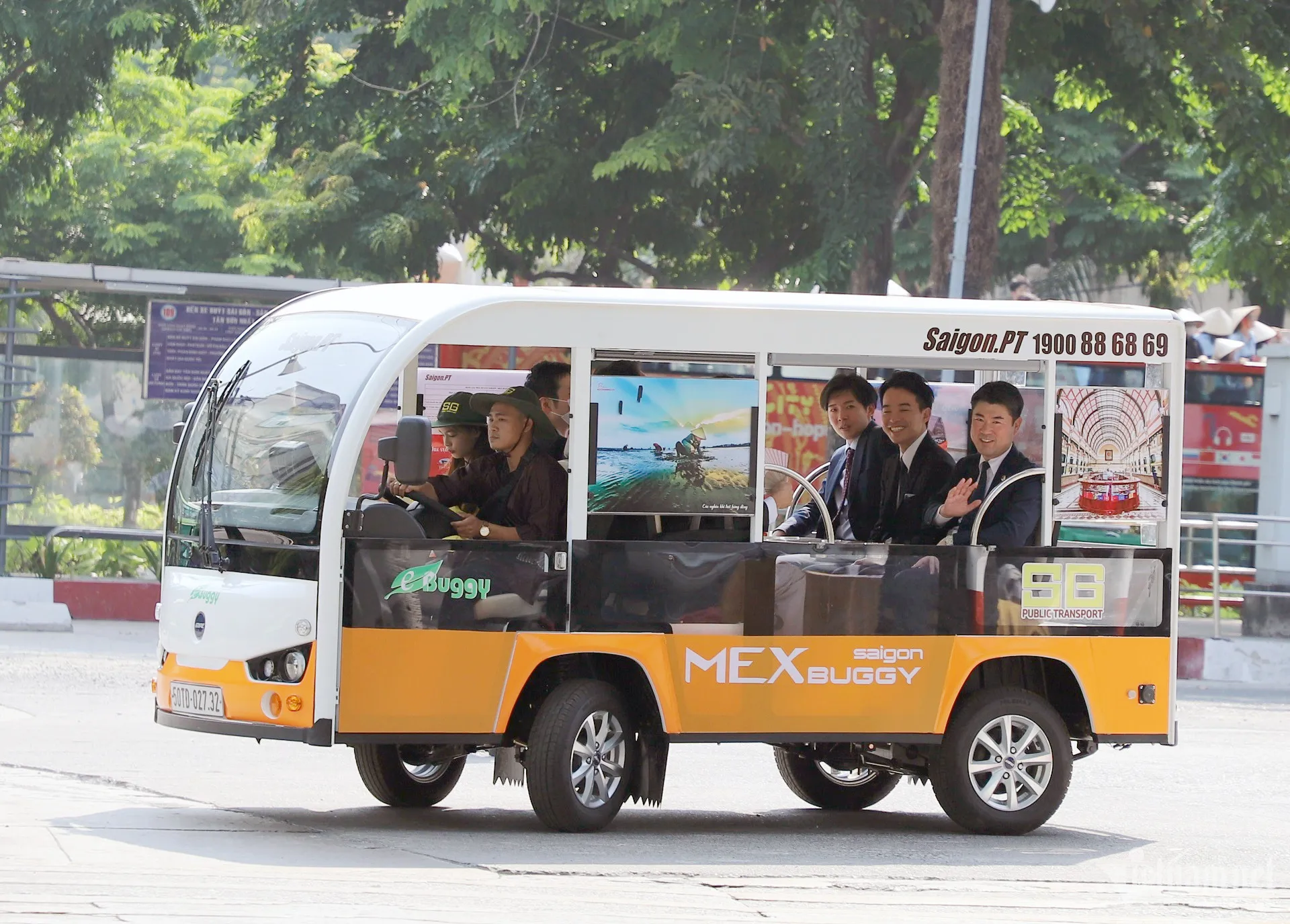 70 xe điện bắt đầu chở khách tham quan trung tâm TP Hồ Chí Minh