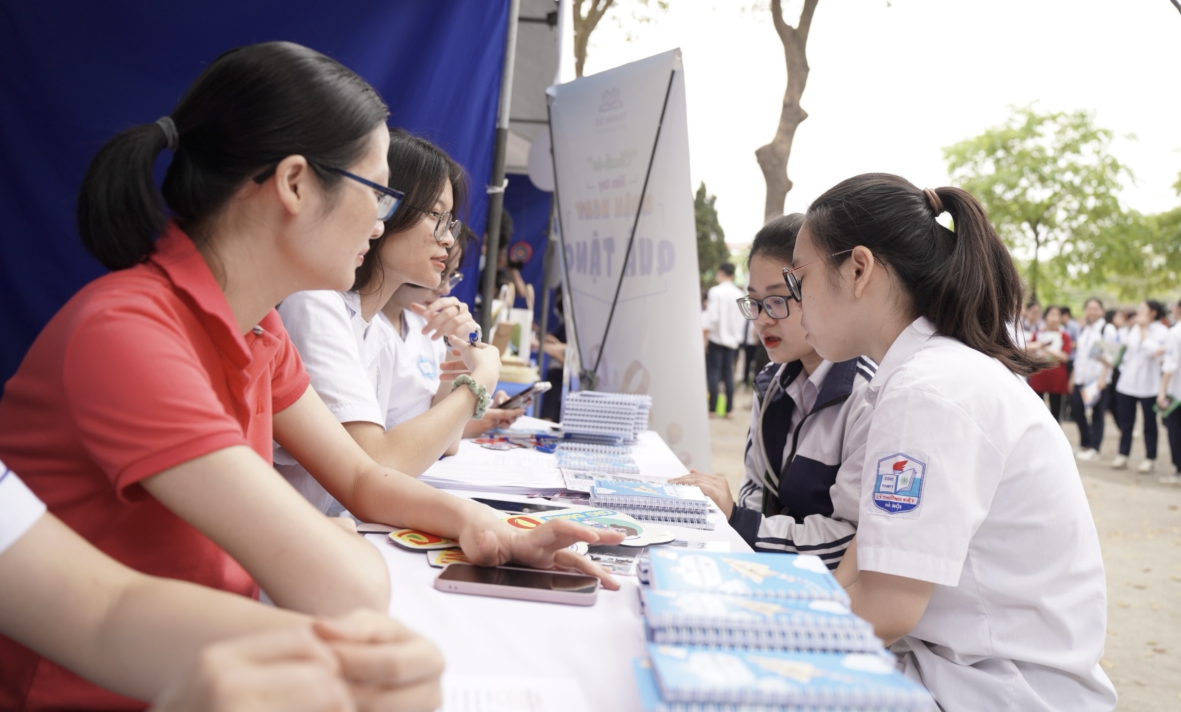 Chuyên gia tuyển sinh tư vấn cho học sinh về các phương thức xét tuyển