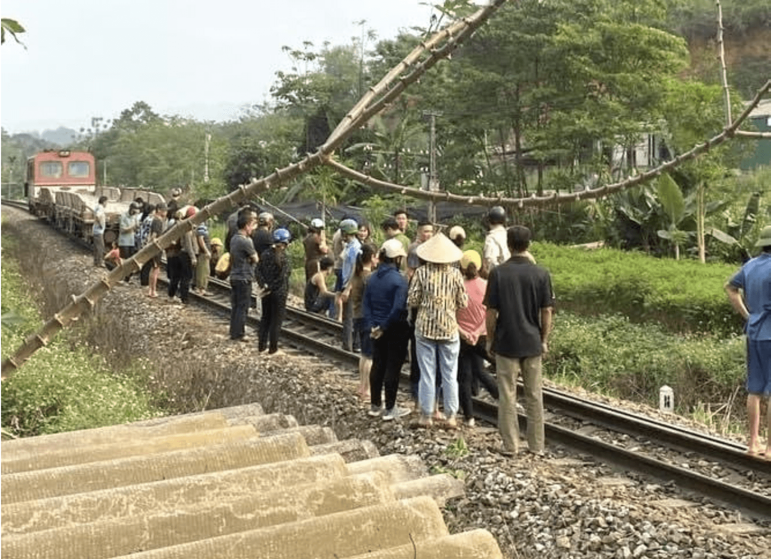 Hai chị em tử vong khi đi xe đạp điện băng qua đường sắt
