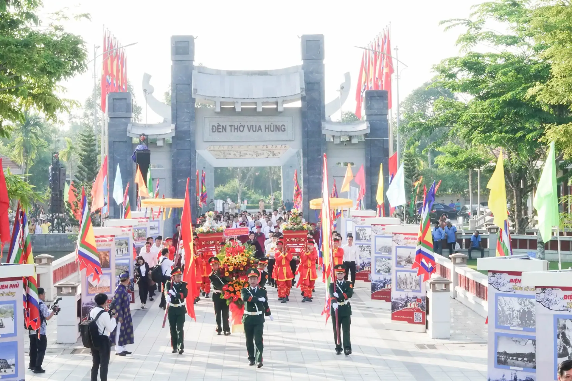 Đoàn nghi lễ, dâng lễ vật và các đại biểu tiến vào đền chính tại đền thờ Vua Hùng TP Cần Thơ. Ảnh: Duy Khôi