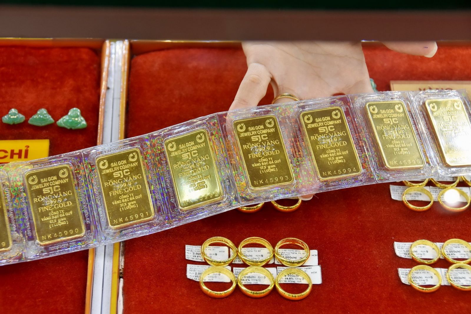 C.bank to auction nearly 17,000 gold taels on April 22