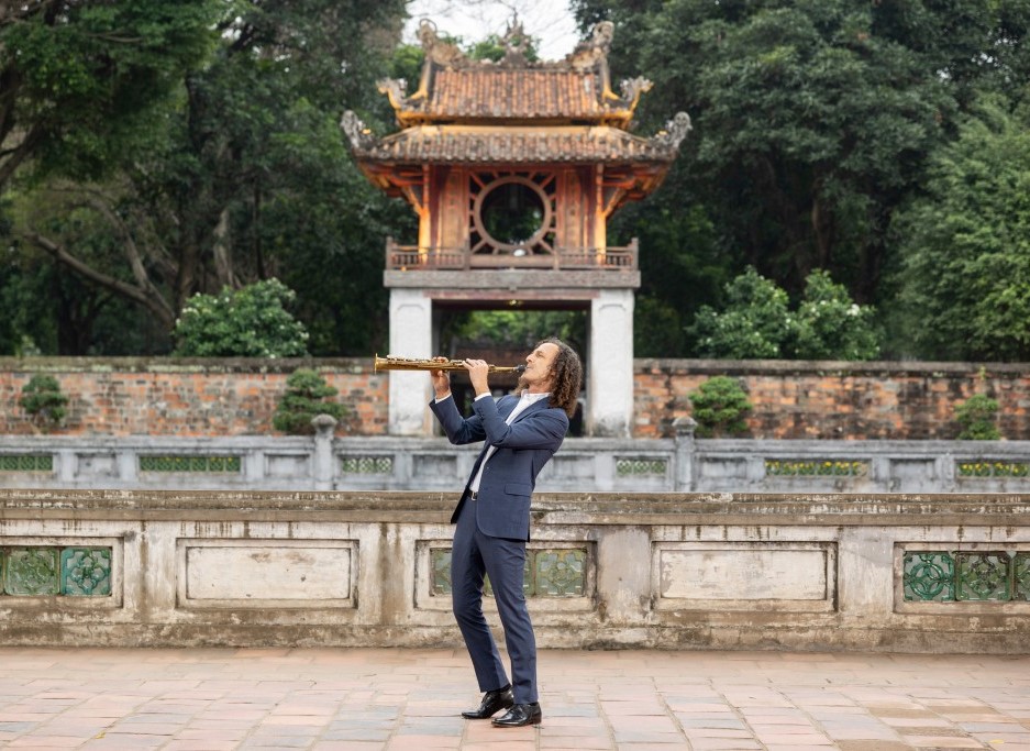 [Video] Hanoi beauties in sax legend Kenny G's music video