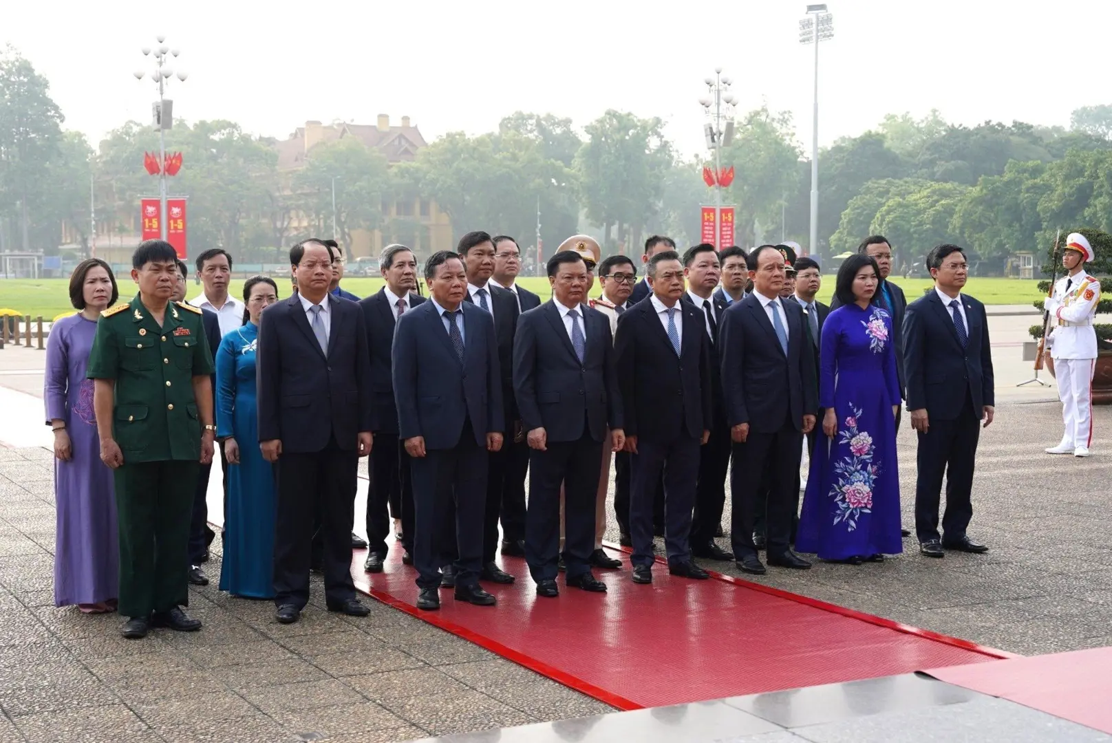 Lãnh đạo TP Hà Nội vào Lăng viếng Chủ tịch Hồ Chí Minh và tưởng niệm các Anh hùng liệt sĩ