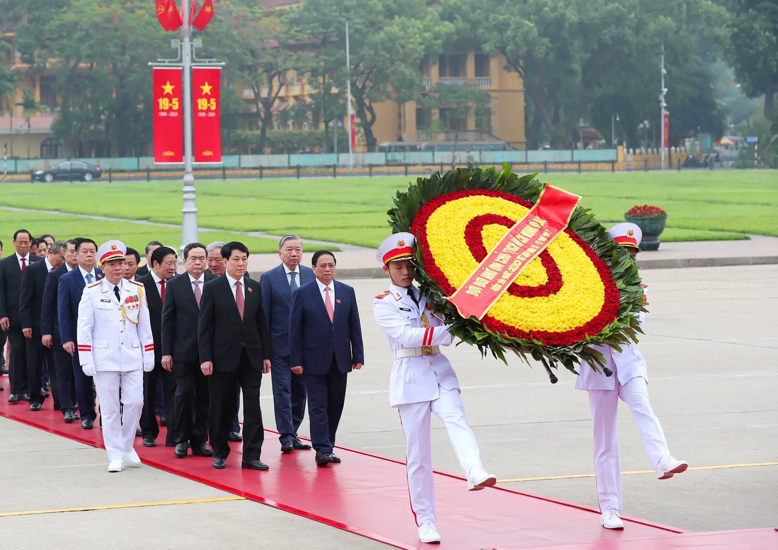 Đại biểu Quốc hội vào Lăng viếng Chủ tịch Hồ Chí Minh