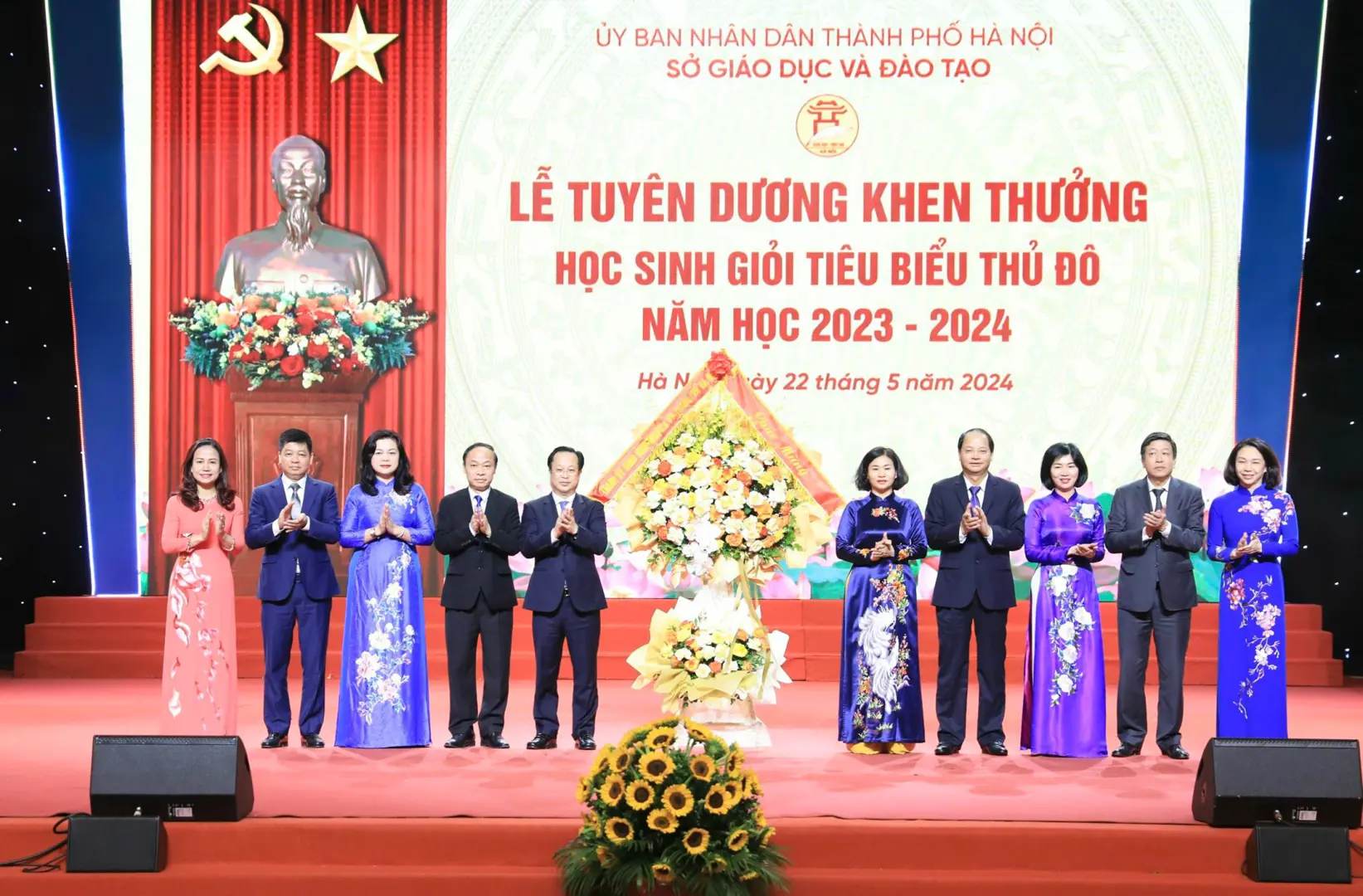 Đại diện lãnh đạo HĐND - UBND TP Hà Nội tặng lẵng hoa chúc mừng thành tích của ngành GD&ĐT Hà Nội, năm học 2023 - 2024