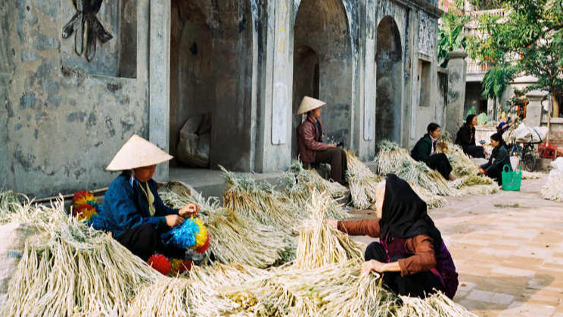 Hỗ trợ phụ nữ tham gia bảo tồn, phát triển sản phẩm nghề truyền thống