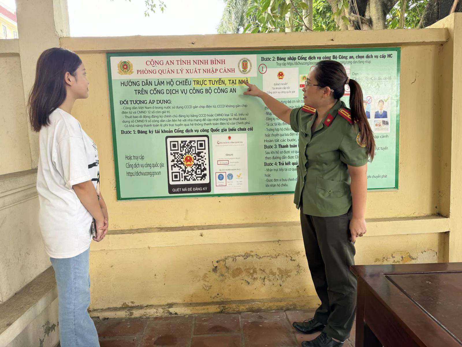 Cán bộ Phòng Quản lý xuất nhập cảnh Công an tỉnh tuyên truyền, hướng dẫn cho người dân thủ tục đề nghị cấp hộ chiếu trực tuyến